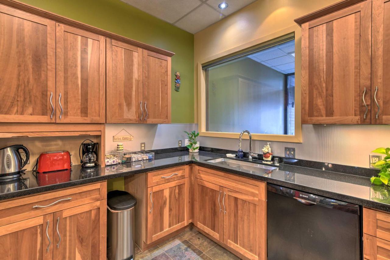 Idyllic Dtwn Anchorage Condo With Fireplace! Buitenkant foto