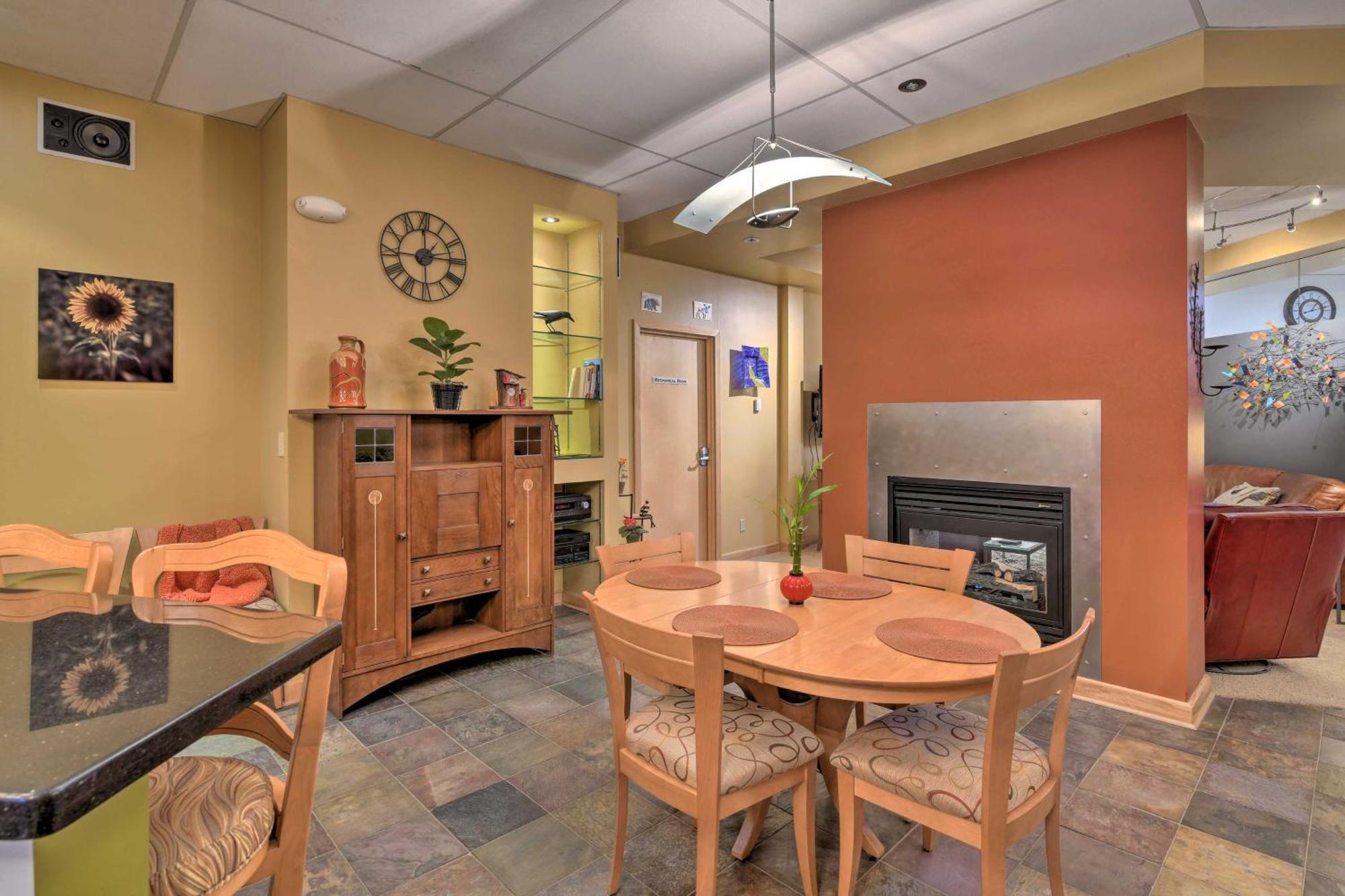 Idyllic Dtwn Anchorage Condo With Fireplace! Buitenkant foto